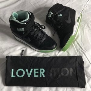 Women’s Nike Wedged Sneakers with storage bag, US Size 7